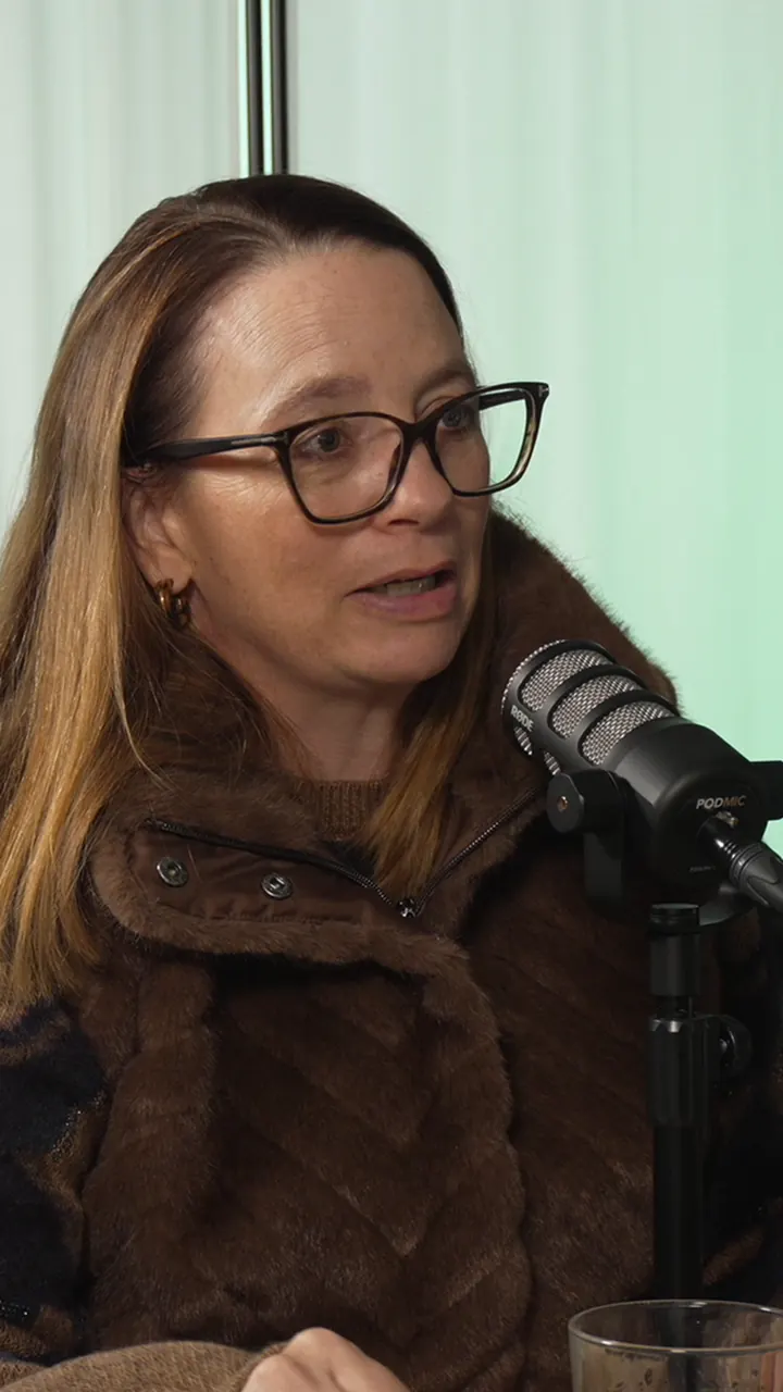 Hochformat-Ausschnitt aus dem Kamerabild von Folge 67, Janine am Mikrofon, noch ohne Farblook